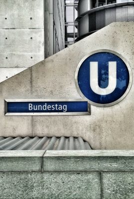 Stein mit einem Schild U-Bahnhaltestelle Bundestag