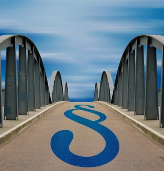 blaues Paragraph-Symbol auf einer Brücke