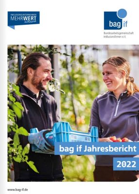 Cover unseres Jahresberichts 2022. Ein Mann und eine Frau, die in einer Gärtnerei arbeiten. Sie halten Gemüse in den Händen und lächeln sich an. Dazu zwei Logos der bag if und der Schriftzug "bag if Jahresbericht 2022".