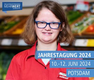 Screenshot vom Tagungsflyer. Eine junge Mitarbeiterin im Supermarkt posiert für die Kamera, sie hat ein rotes Hemd an und lächelt. Text: Jahrestagung 2024. 10.-12. Juni 2024. Potsdam.