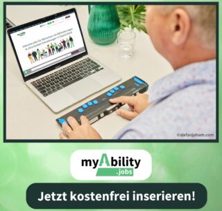 Mann schaut auf Computer mit der Webseite