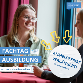 Zwei jung Frauen unterhalten sich. Überschrift: Fachtag Ausbildung. Aufkleber mit Text: Anmeldefrist verlängert