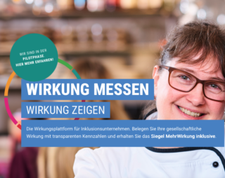 Bannerbild der Wirkungsplattform MehrWirkung inklusive: Eine lächelnde Person mit Brille im Arbeitsumfeld. Text im Bild: „Wirkung messen. Wirkung zeigen. Die Wirkungsplattform für Inklusionsunternehmen. Belegen Sie Ihre gesellschaftliche Wirkung mit transparenten Kennzahlen und erhalten Sie das Siegel MehrWirkung inklusive." Ein Button weist auf die laufende Pilotphase hin.