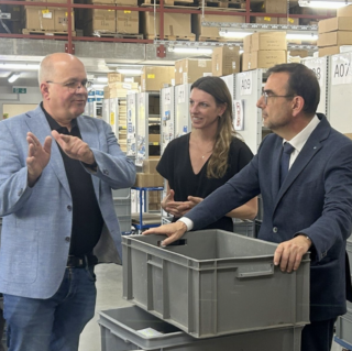 MdL Klaus Holetschek (CSU) zu Besuch beim Irseer Kreisverband, hier im Gespräch mit Oliver Kahn, Geschäftsführer des Irseer Kreisversands. auf dem Foto ist außerdem eine weitere Mitarbeiterin zu sehen.