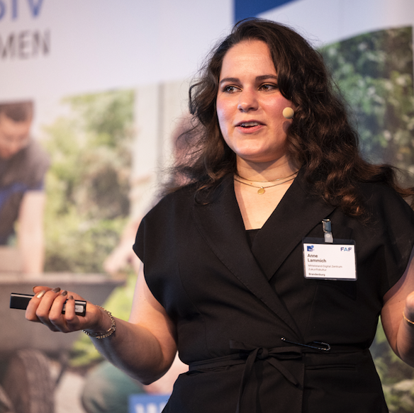 Foto von Anne-Liese Lammich auf der Bühne bei ihrem Vortrag